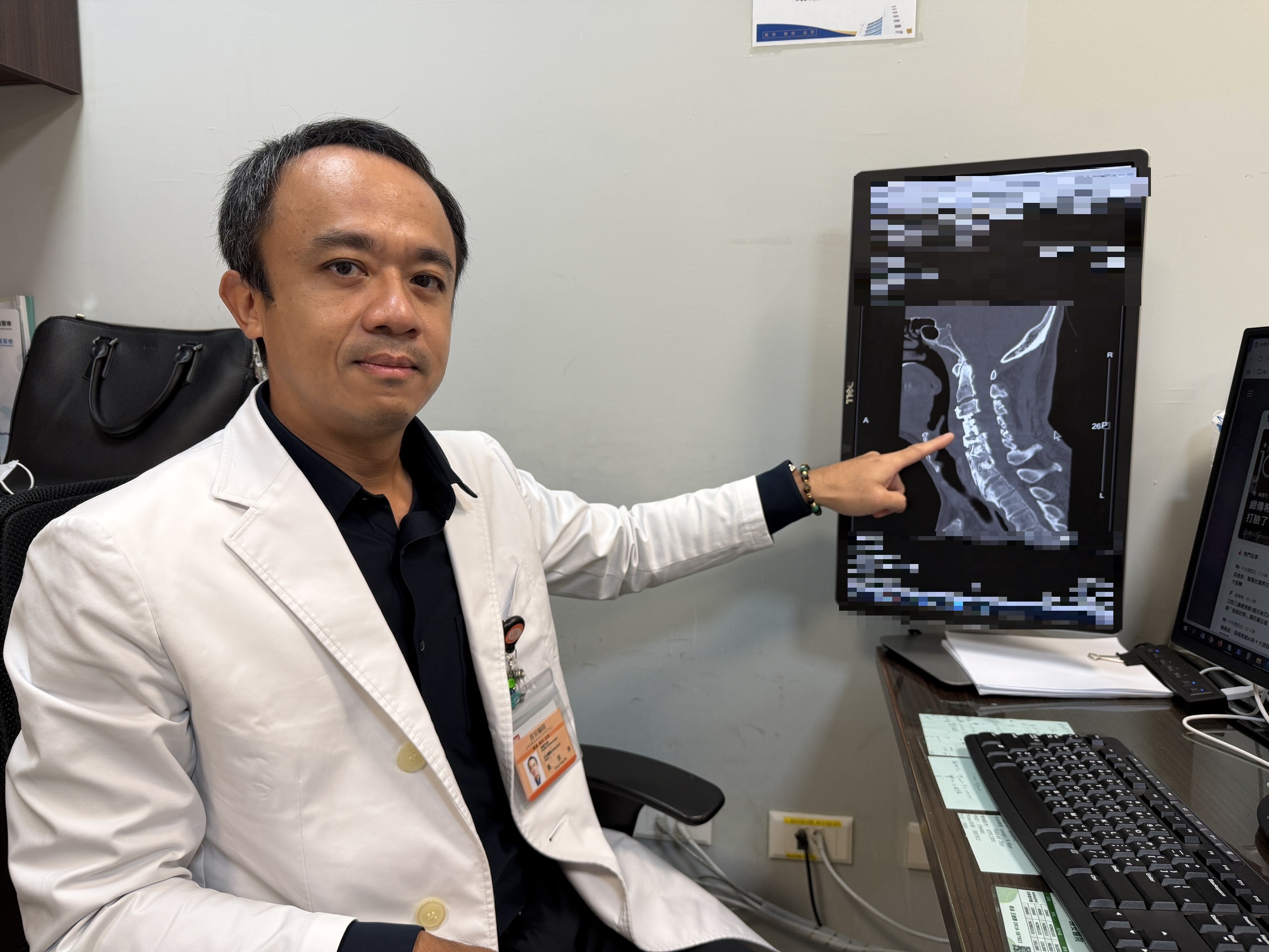 花百萬治療頸椎無效 港男跨海求助長安醫院。顯微手術拆舊換新精準減壓 隔日下床痛楚全消! 花百萬治療頸椎無效 港男跨海求助長安醫院。顯微手術拆舊換新精準減壓 隔日下床痛楚全消!