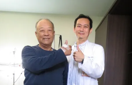 80歲阿公治二十年膝痛 機器人手臂破壞少復原快